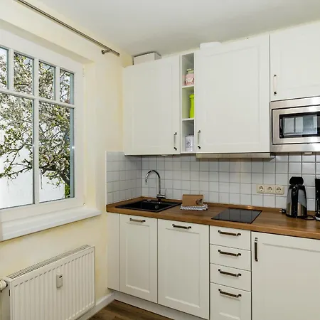 Strandstrasse 32 Strandstrasse 32-49 *